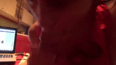 תלמידת בית ספר מוצצת את הזין של אחיה בזמן שאף אחד לא בבית